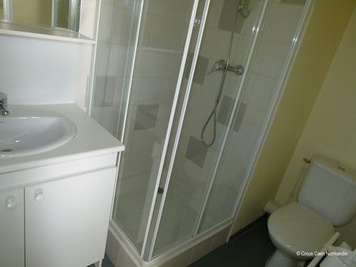 douche, wc, et lavabo individuel
