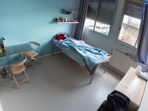 pièce de vie  lumineuse avec 2 tables et 2 chaises, placard avec penderie et étagères 
chambre 1  : 1 lit 1 bureau