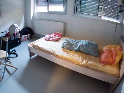 chambre 2 séparée  : 1 lit, 1 bureau, 2 chaises, placard avec penderie et étagères